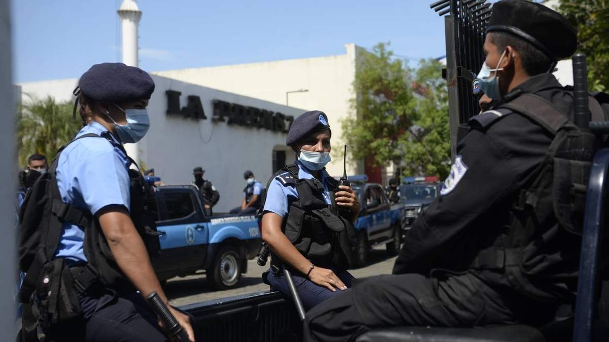 La policía de Nicaragua allana el medio La Prensa. Fuente: (Twitter)