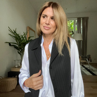 Moda +50: Flavia Palmiero enseña cómo llevar los vaqueros holgados que son infaltables en esta temporada