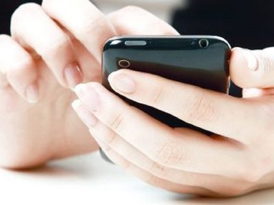Qué significa que tu pareja ponga el celular boca abajo, según la psicología, y por qué genera dudas