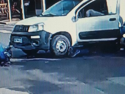 Motociclista chocó contra una camioneta utilitaria y quedó atrapado debajo del vehículo