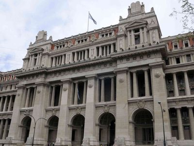 Despliegan fuerte operativo policial por amenaza de bomba en Tribunales