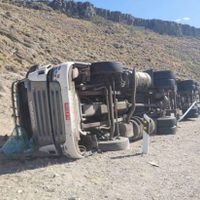 Vuelco en la Ruta 40: un camión de gran porte terminó fuera de la calzada cerca del Puente Pavia