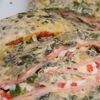 Pionono salado de ricota, espinaca, jamón y queso: tentate con la receta perfecta para un compartir