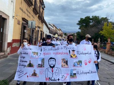 Marchan médicos para exigir justicia por sus colegas asesinados en Zacatecas