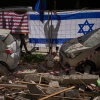 Israel anuncia la muerte de otro alto funcionario iraní, ataques de Irán matan a 2 cerca de Tel Aviv