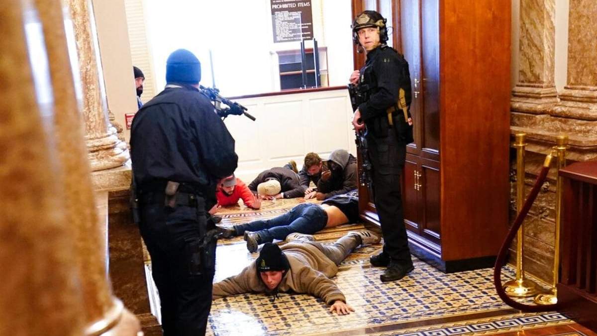 Una horda de simpatizantes de Donald Trump irrumpió este miércoles en el Capitolio de EU