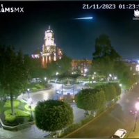 Sorprende a habitantes del centro del país luz cruzando el cielo