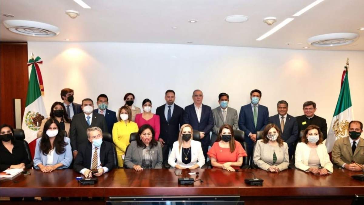 La reunión de Santiago Abascal, líder de Vox, con senadores panistas