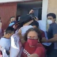 Lanzan huevos a Mario Delgado y a precandidata a la gubernatura de Colima