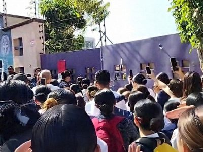 Estudiantes de Enfermería de UAEM rompen candados y cadenas para reabrir el plantel