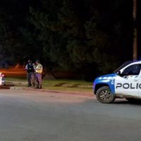 Disparos al aire en Centenario: un auto efectuó 10 detonaciones en el Paseo del Canal