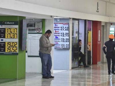 Con corrupción y simulación, la CNBV busca despojar registros a casas de cambio en el AICM