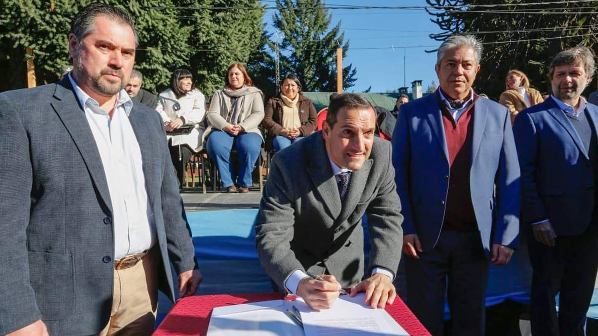 Murer, Nicolini y Figueroa están fortaleciendo la seguridad ciudadana en Villa La Angostura. Fuente: (Prensa Gobierno)