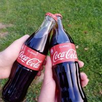 Con pintura y una botella de Coca Cola hacés este adorno creativo que parece salido del arte pop