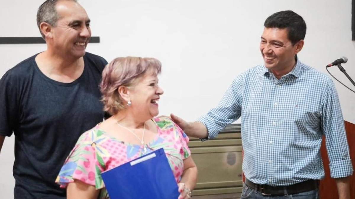 Entrega de escrituras. Fuente: (Legislatura de Neuquén)