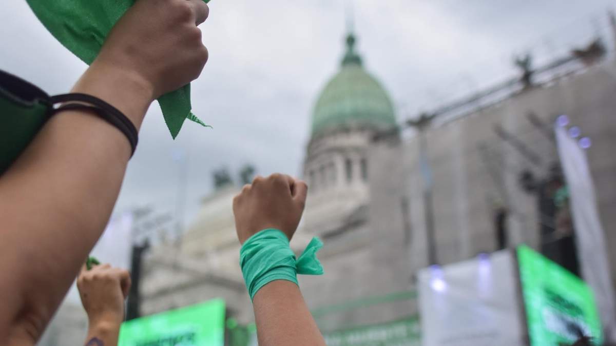 Manifestantes a favor de la IVE frente al Congreso de la Nación. Fuente: (Twitter)