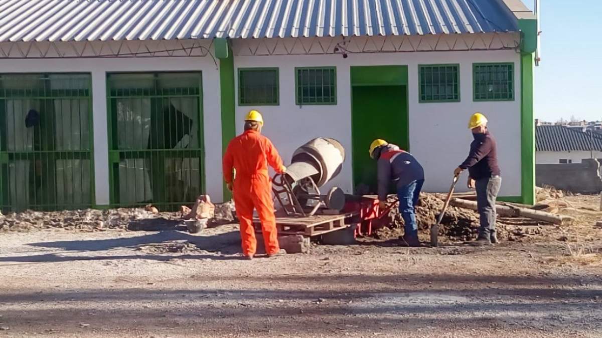 Personal de la Municipalidad de Zapala desarrolla tareas de construcción en el predio del CFP 15. Fuente: (Twitter).