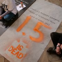 Activistas climáticos vandalizan la tumba de Darwin en la abadía de Westminster en Londres (Video)