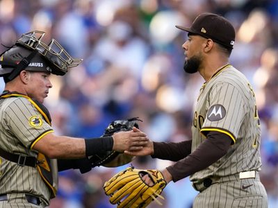 El bullpen de San Diego amansa a los Cachorros, con Miller lanzando fuego