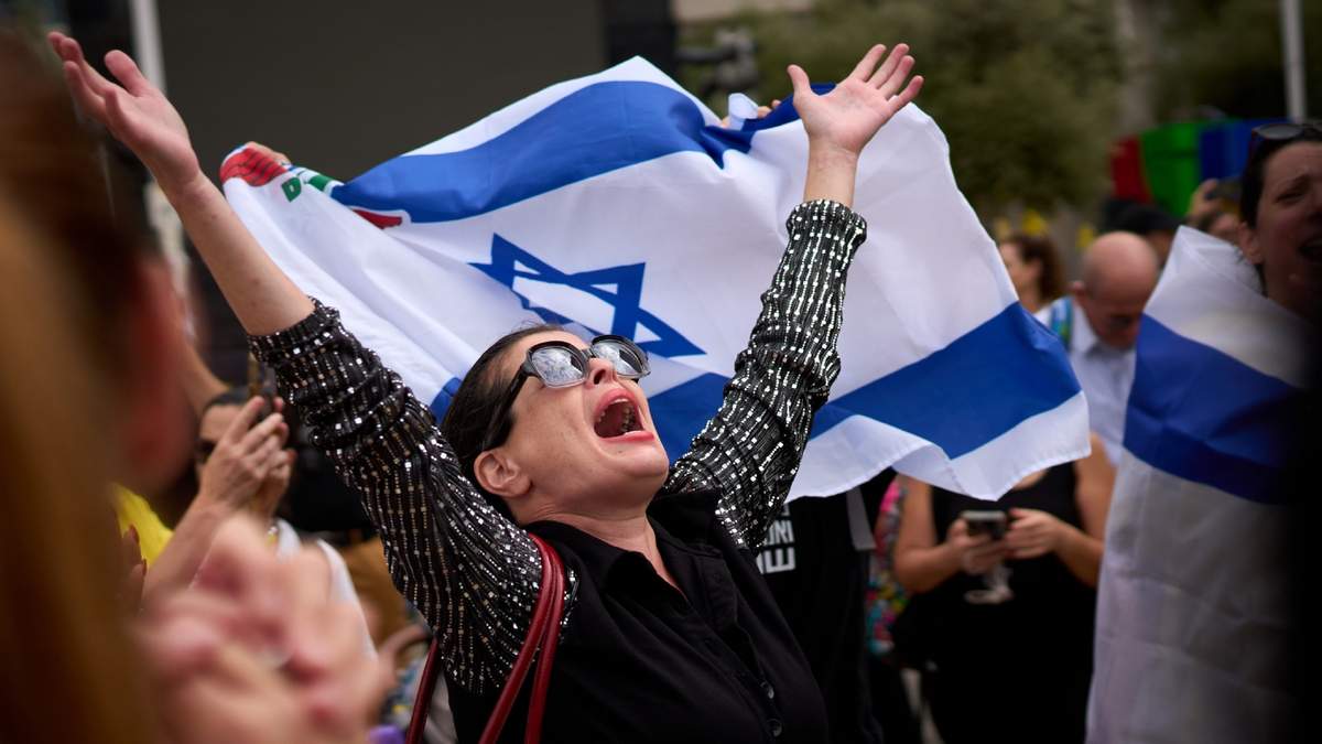 Gente reacciona mientras celebra tras el anuncio de que Israel y Hamás han llegado a un acuerdo sobre la primera fase de un plan de paz para detener los combates, en lo que se conoce como la plaza de los Rehenes en Tel Aviv, Israel
