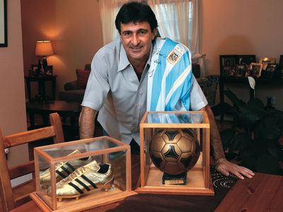Aún sigue haciendo negocios: a qué se dedica Mario Alberto Kempes a más de 30 años de su retiro