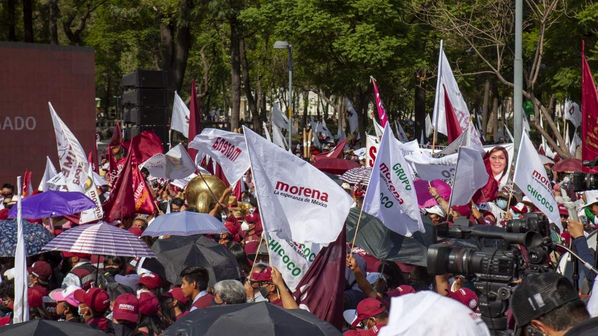Un grupo de personas festeja el triunfo de sus candidatos en la pasada elección