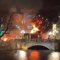 Estalla la violencia en Dublín tras ataque a puñaladas que dejó tres niños heridos