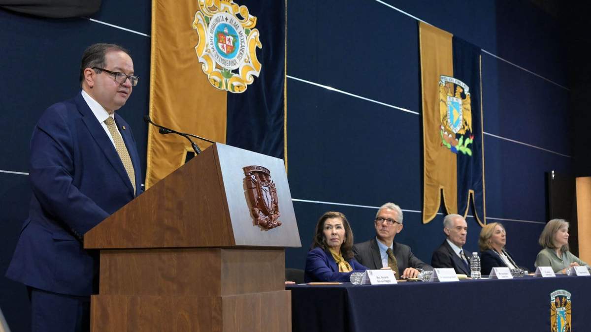 El rector Lomelí en la inaguración del foro