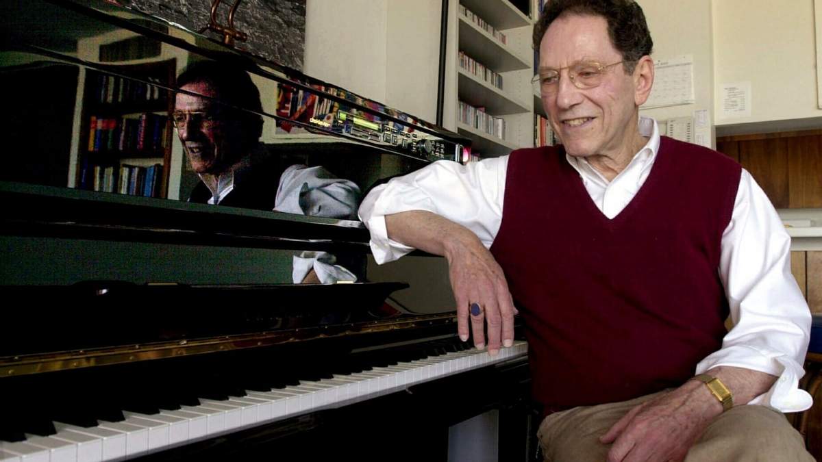 El músico Tom Lehrer se sienta junto al piano en su casa en Santa Cruz, California, el 21 de abril de 2000