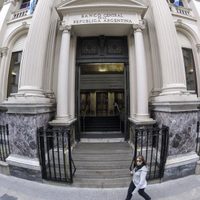La estrategia del Banco Central para que los bancos vayan al peso