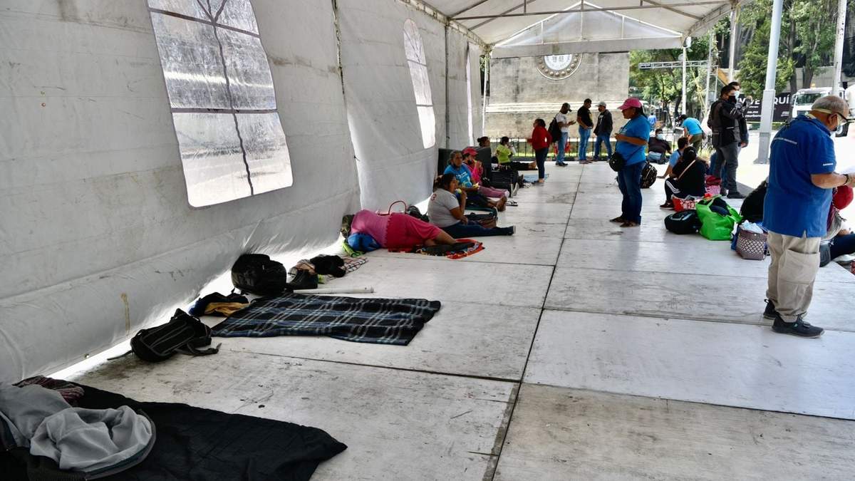 Padres de los 43 armaron un plantón afuera de Segob