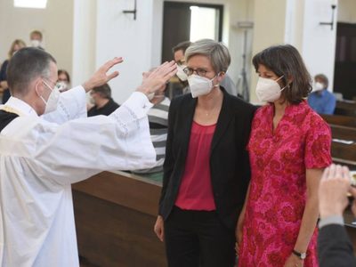 Iglesia católica en Alemania ofrece sus bendiciones a parejas del mismo sexo