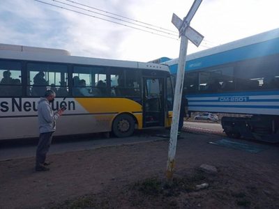 Un colectivo chocó con el Tren del Valle en Bouquet Roldán