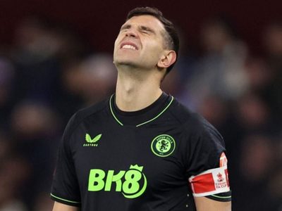 No va ni al banco: el Dibu Martínez está con molestias y no fue convocado por el Aston Villa