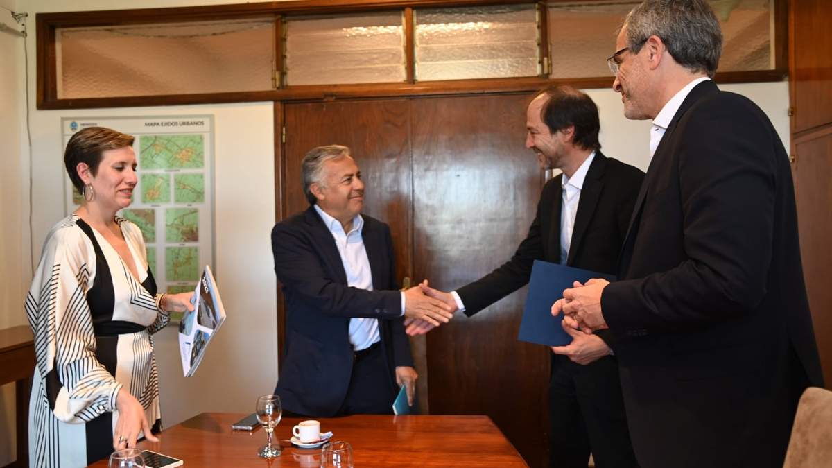 La ministra Jimena Latorre, el gobernador Cornejo y directivos de Aconcagua, en noviembre del 2024, luego de entregarle la concesión de área Payún Oeste.