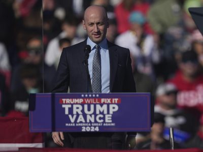 Trump nombra a Stephen Miller, el "zar migratorio" como subdirector de política