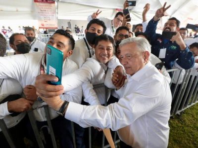 AMLO reta a empleados de CFE: instalar 2 mil 800 antenas es como hacer “tamalitos de chipilín”
