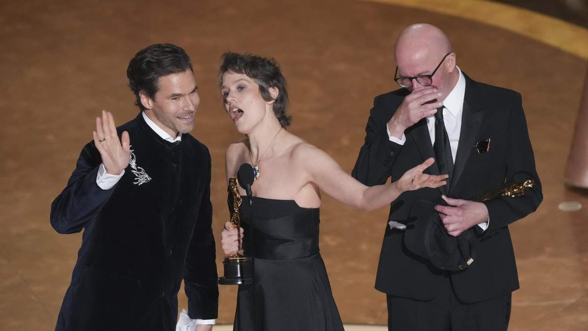 Clement Ducol, de izquierda a derecha, Camille y Jacques Audiard reciben el premio a la mejor canción original por "El Mal" de "Emilia Pérez"