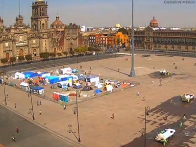 "Vamos a reconstruir. No nos vamos a dejar", dicen opositores a AMLO en el Zócalo