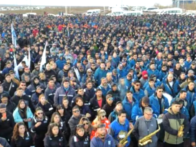 Petroleros reclamarían por el impuesto a las ganancias y los salarios del sector