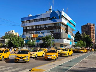 Tras el reclamo de taxistas, el municipio se reunió con la policía para impedir el ingreso de Uber