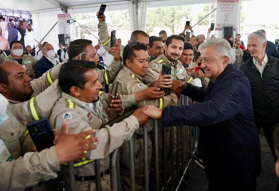 El presidente López Obrador con trabajadores de la Comisión Federal de Electricidad