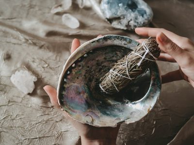 Rituales: así tenés que sahumar tu cama para atraer vibras positivas y abrir todos tus caminos este año