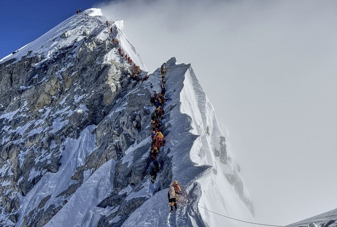 18 de mayo. Montañistas hacen fila para llegar a la cumbre del monte Everest, en Nepal. Foto APKunga Sherpa)
