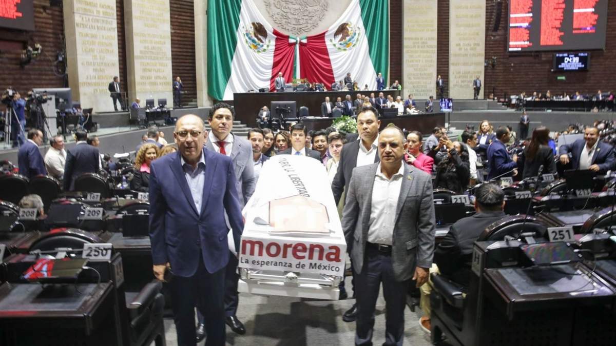 Diputados del PRI llevaron un ataúd blanco con los logos de Morena y el Partido del Trabajo, además de la leyenda “murió la libertad”, al pleno de la Cámara de Diputados