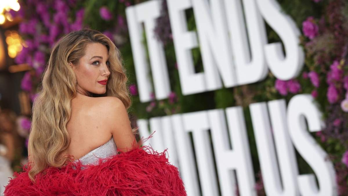 Blake Lively posa para las cámaras en el estreno en el Reino Unido de la película "It 'Ends With Us"