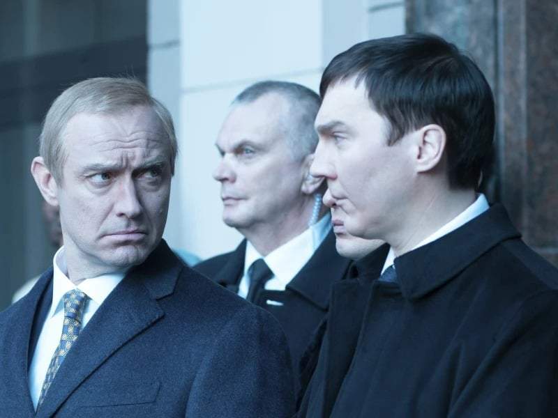 Esta imagen muestra a Jude Law, como Vladimir Putin, a la izquierda, y a Paul Dano, como Vadim Baranov, en una escena de "El mago del Kremlin".