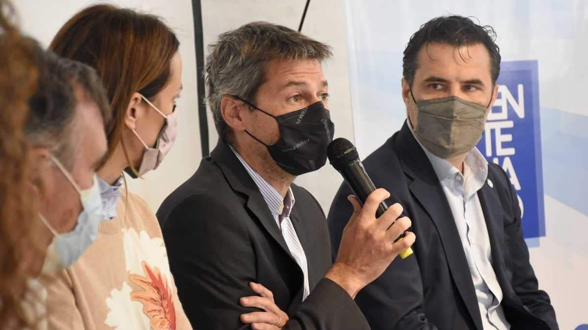 Matías Lammens, ministro de Turismo y Deportes, junto con el secretario de Energía, Darío Martínez, y la precandidata a diputada nacional, Tanya Bertoldi. Fuente: (Twitter)