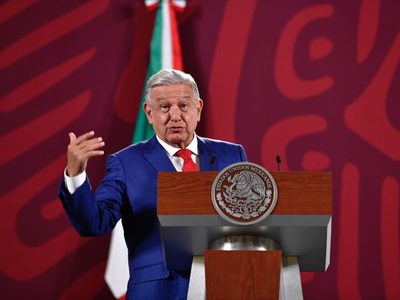 AMLO pide oír todas las voces en discusión de reforma electoral, "incluso la opinión de Calderón"