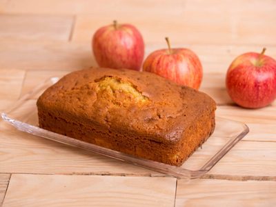 Económico y saludable: prepará esté rico budín de manzana y coco que no lleva huevos